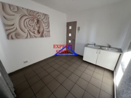 inchiriez-camera-pentru-cosmetica-manichiura-si-pedichurazona-vasile-aaron-2