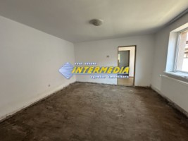 okazie-casa-4-camere-2-bai-2-bucatarii-anexe-garaj-curte-pavata-de-vanzare-in-alba-iulia-zona-centru-9