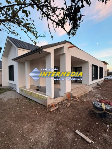 casa-noua-frumoasa-pe-parter-120-mp-utili-pivnita-finisata-la-cheie-1