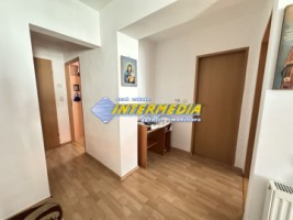 vanzare-apartament-3-camere-decomandat-2-bai-balcon-mare-parcare-zona-termopane-izolat-exterior-finisat-si-mobilat-3