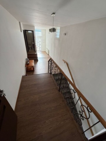 cantacuzino-etaj-casa-din-1980-curte-proprie-330mp-2