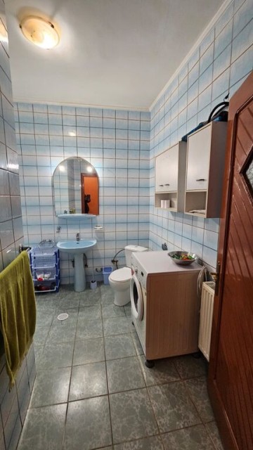 democratiei-vila-280-mp-cu-piscina-business-16